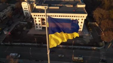 Ukrayna 'nın son derece detaylı kumaş dokuma bayrağı. Ukrayna bayrağının yavaş çekimde dalgalanan gökyüzü mavi ve sarı Ukrayna sarı-mavi rengi. Ukrayna bayrağının dalgalanan ulusal sembolü ülke