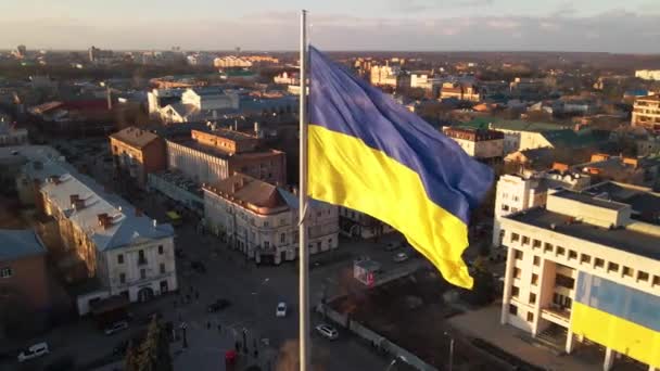 乌克兰非常详细的面料纹理标志 慢动作的乌克兰国旗挥动着背景天空的蓝色和黄色国家色彩的乌克兰黄色蓝色 乌克兰国旗迎风飘扬国徽 — 图库视频影像