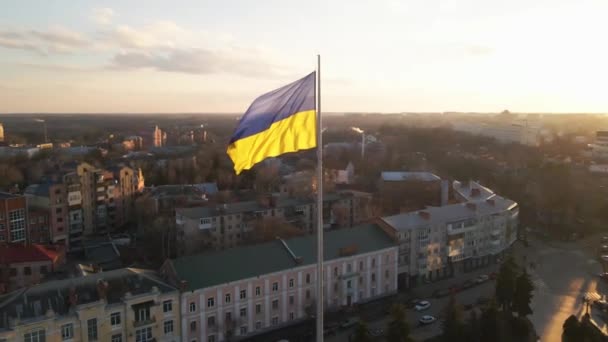 乌克兰非常详细的面料纹理标志 慢动作的乌克兰国旗挥动着背景天空的蓝色和黄色国家色彩的乌克兰黄色蓝色 乌克兰国旗迎风飘扬国徽 — 图库视频影像