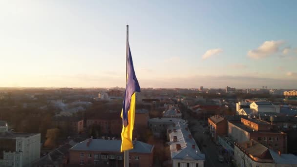 ウクライナの非常に詳細なファブリックテクスチャフラグ ウクライナの国旗の遅い動き背景空の青と黄色の国の色ウクライナの黄色の青を振って ウクライナ国旗風国を振って — ストック動画