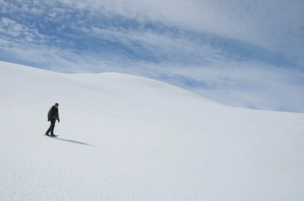 Einsamer Mann auf dem Schneehang in der Antarktis — Stockfoto