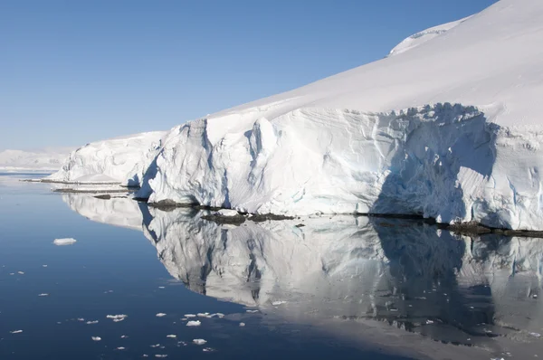 Montañas de nieve en la Antártida — Foto de Stock