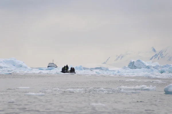 Glace brisée dans l'océan Antarctique — Photo