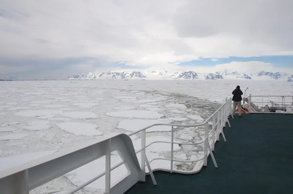 Expeditie schip verplaatsen door ijs in de Antarctische wateren — Stockfoto