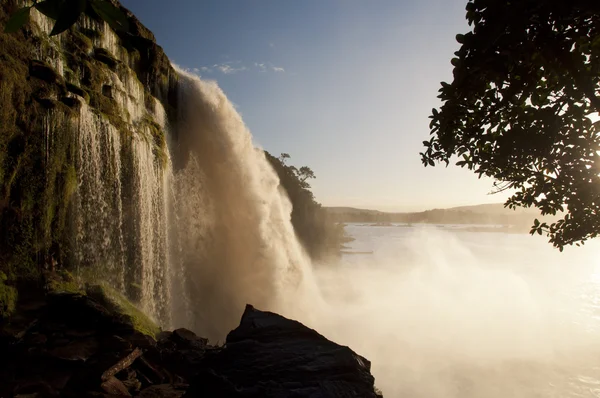 Wasserfall bei canaima, venezuela — Stockfoto