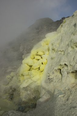 vulcano yakınındaki kükürt mevduat. Sumatra, Endonezya