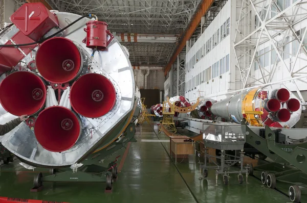 Edificio di assemblaggio razzi spaziali Sojuz. Cosmodromo di Baikonur — Foto Stock