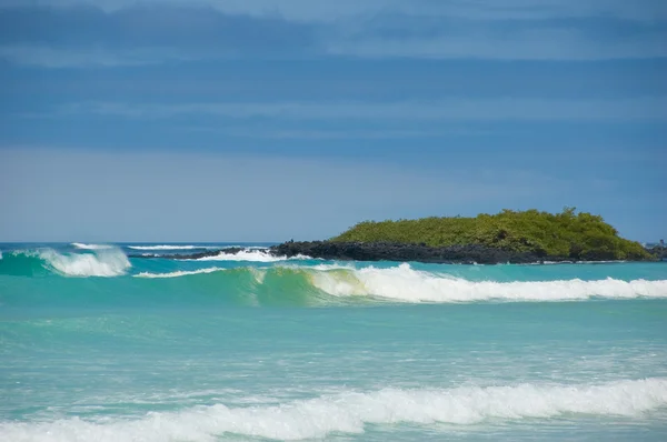 Oceano con piccola isola — Foto Stock