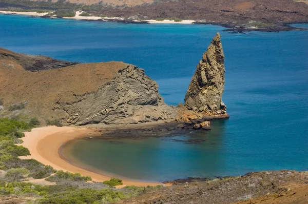 Isla volcánica en el océano — Foto de Stock