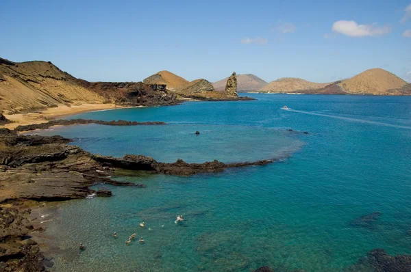 Île volcanique dans l'océan — Photo