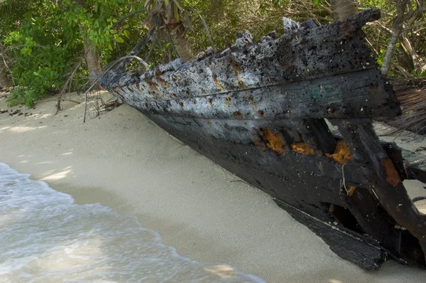 Vieux navire endommagé sur la plage — Photo