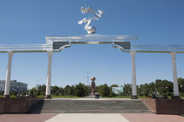 Colonnade en la Plaza de la Independencia en Taskent, Uzbekistán — Foto de Stock
