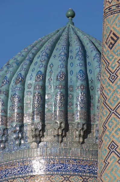 Cúpula de la madraza en la Plaza Registan en Samarcanda, Uzbekistán — Foto de Stock