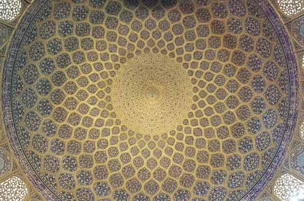 Patroon van plafond in sheikh lotf allah moskee in isfahan, iran — Stockfoto
