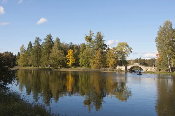 Ponte corcunda (Gorbaty) no lago White (Beloye). Gatchina — Fotografia de Stock