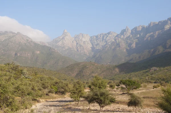 Valle y montañas. Isla de Socotra, Yemen — Foto de Stock