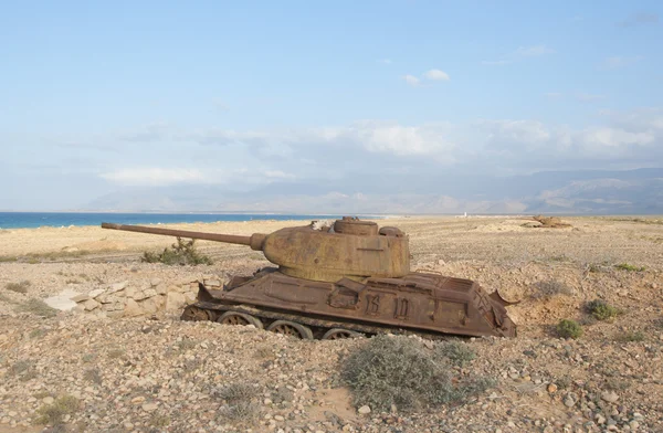 Starý tank na moři náklady na ostrově socotra, Jemen — Stock fotografie