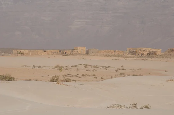 Pueblo tradicional en el desierto de la isla de Socotra, Yemen — Foto de Stock