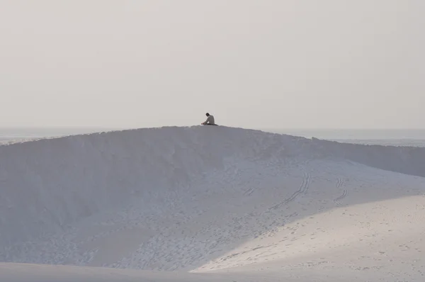 Человек молится на вершине песчаной дюны. Socotra island, Йемен — стоковое фото