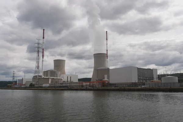 Tihange atomerőmű repülőtérhez közeli szálláshelyek: huy, belgium — Stock Fotó