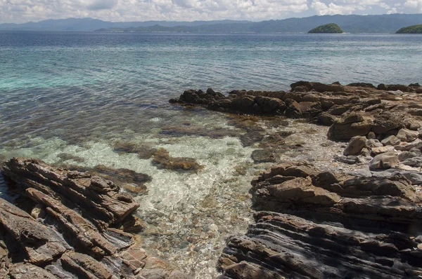 附近的小岛的岩石海岸港口巴顿，巴拉望岛，菲律宾 — 图库照片