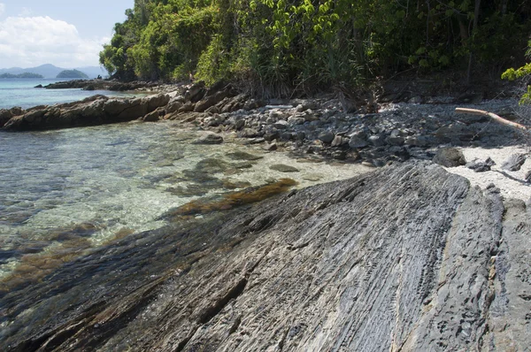 Skalnaté pobřeží ostrova poblíž port barton, palawan, Filipíny — Stock fotografie