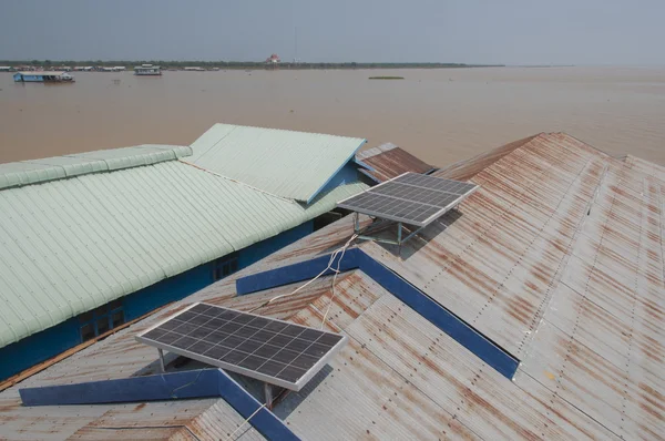 Batterie solari sul tetto della casa a Tonlesap lago, Cambogia — Foto Stock