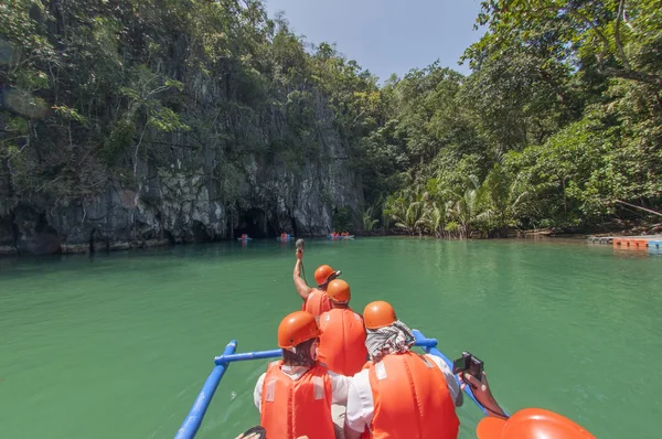 Βάρκα κοντά στο υπόγειο ποταμό. Puerto princesa, Φιλιππίνες — Φωτογραφία Αρχείου