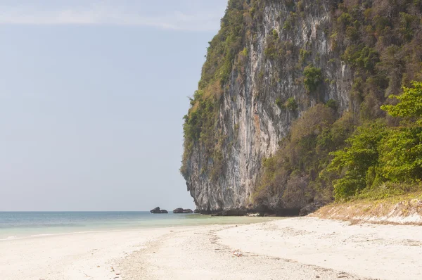 Playa en la isla cerca de Sukorn, Tailandia — Foto de Stock