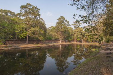 angkor tapınakları yakınındaki antik havuz. Kamboçya