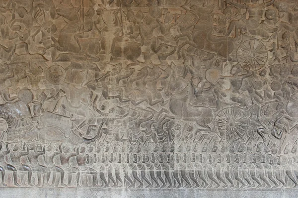 Каменная гравировка в храме Ангкор-Ват близ Сим-Рипа, Камбоджа — стоковое фото