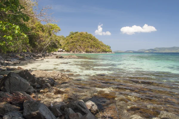 Skalnaté pobřeží ostrova poblíž port barton, palawan, Filipíny — Stock fotografie