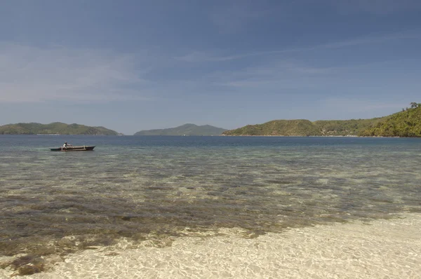 Skalnaté pobřeží ostrova poblíž port barton, palawan, Filipíny — Stock fotografie