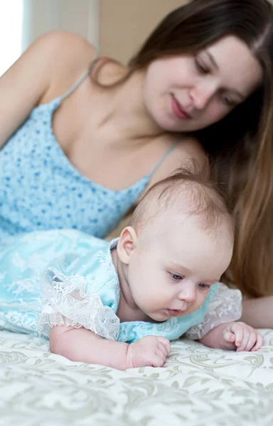 Vacker liten flicka med mamma — Stockfoto