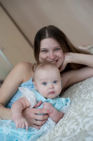 Schönes kleines Mädchen mit Mutter — Stockfoto