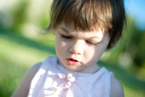 Uma menina em um parque de verão — Fotografia de Stock