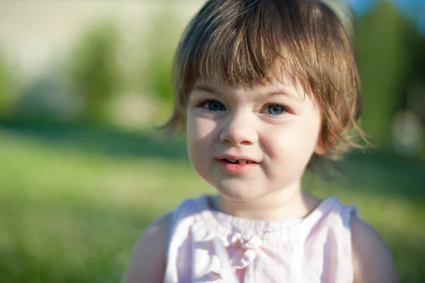 A little girl in a summer park — Stock Photo, Image