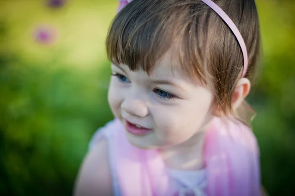 A little girl in a summer park — Stock Photo, Image