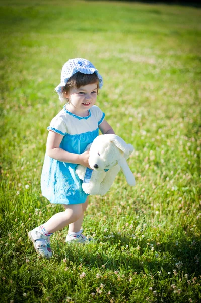 A little girl in a summer park — Stock Photo, Image