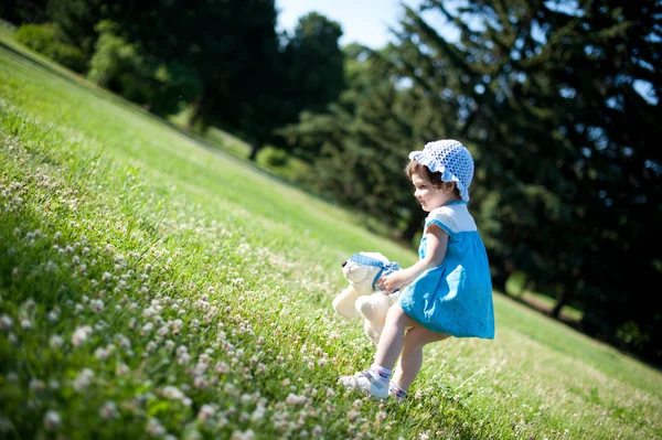 A little girl in a summer park — Stock Photo, Image