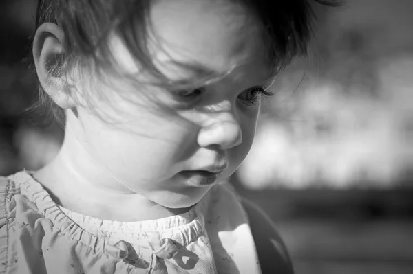Una niña en un parque de verano — Foto de Stock