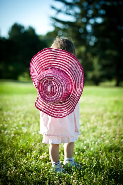 Una niña en un parque de verano . — Foto de Stock