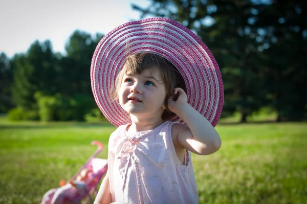 Una niña en un parque de verano Imagen de archivo