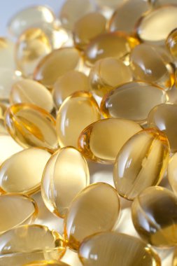 Beyaz arka plan üzerinde renkli hapları