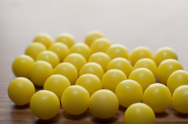 Beyaz arka plan üzerinde renkli sarı haplar