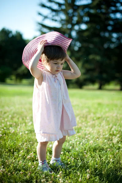 A little girl in a summer park. — Stock Photo, Image