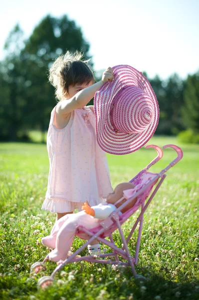 Little girl in a summer park — Stock Photo, Image