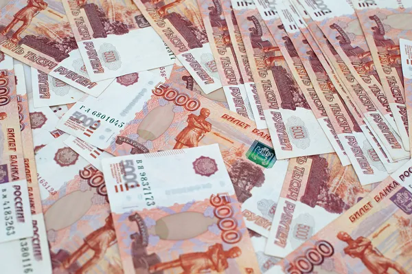 Billetes y monedas de rublos rusos — Foto de Stock