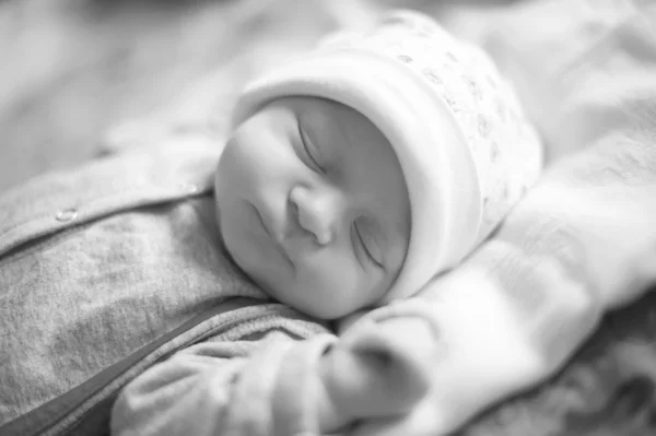 Kleines Baby schläft auf einem Kinderbett. — Stockfoto