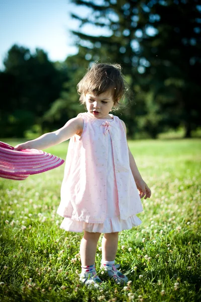 Bambina in un parco estivo . — Foto Stock